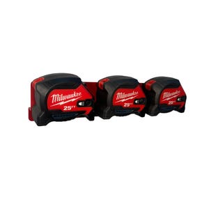 Puede incluir: Tres cintas métricas magnéticas Milwaukee rojas y negras de 25 pies (7,62 m). Las cintas métricas están montadas en un soporte rojo. El logotipo de Milwaukee es visible en cada cinta métrica. Para construcción y bricolaje.