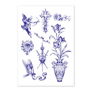 Op de afbeelding: Een vel met tijdelijke tatoeages in blauwe inkt met een cherubijn met een boog, een kruis, een roos, een tulpenboeket in een vaas, een oog, een hart doorboord door drie zwaarden, een duif en linten met de tekst Memento Mori en Memento Vivere.