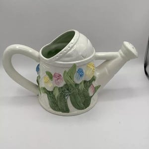vintage ceramic watering can Planter/vase/pitcher Made In China Flowers Easter