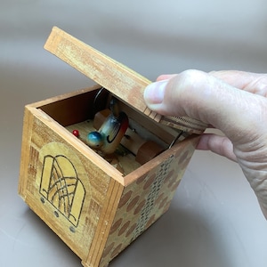 Vintage Japanese Inlaid Wood Treen Cigarette Box Mechanical Bird 1930s/40s