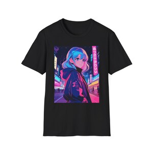 Puede incluir: Camiseta negra con un gráfico de una chica de anime de pelo azul en una ciudad iluminada con luces de neón. El texto en el cartel dice "きこえますか".
