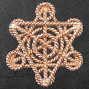 Könnte beinhalten: Ein Anhänger aus roségoldfarbenem Metall in Form eines sechszackigen Sterns, hergestellt aus miteinander verwobenen, seilartigen Strängen.
