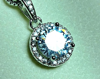 Collar de moissanita blanca de 2 ct con colgante de diamante chapado en oro blanco de 18k y colgante de plata de ley 925 para regalo de aniversario - M1