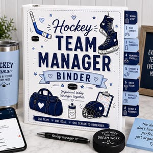 Puede incluir: Un archivador blanco con el texto "Hockey Team Manager Binder" e ilustraciones de equipamiento de hockey. Incluye un vaso azul, un smartphone, un bolígrafo, un disco de hockey y un letrero enmarcado. El archivador tiene pestañas.