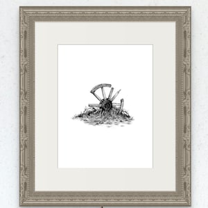 Può includere: Un disegno a inchiostro nero e bianco di una ruota di legno rotta che giace in un campo d'erba. La ruota è parzialmente sepolta nel terreno e i raggi sono rotti. Il disegno è incorniciato in una cornice argentata.