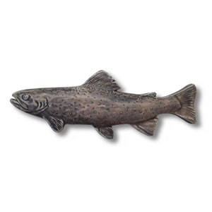 Könnte beinhalten: Eine braune Forellenfigur mit einer detaillierten, strukturierten Oberfläche. Der Fisch befindet sich in Schwimmposition mit ausgebreiteten Flossen.