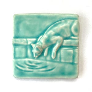 Azulejo de gato bebiendo