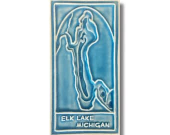 Azulejo artístico Elk Lake Michigan 3x6: azulejo artesanal de cerámica que celebra las hermosas ciudades y destinos de Michigan