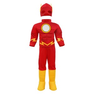 Puede incluir: Un disfraz de superhéroe rojo con detalles de rayos amarillos. El disfraz incluye una máscara, un mono con un círculo blanco en el pecho y cubrebotas amarillas. El disfraz es para niños.