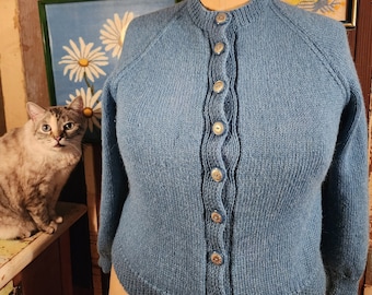 1950er 1960er Jahre selbstgestrickte Strickjacke volup plus size blau weiche Wolle