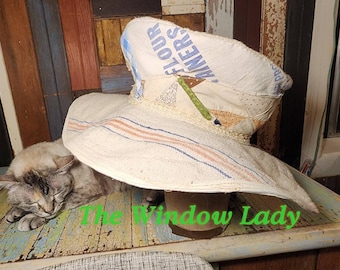 The Window Lady Designer Patchwork Upcycling Hut antike Sack Futter Mehl Samen Quilt Textil Collage gequiltet Top Floppy Festival Cottage Fee