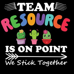 Puede incluir: Un gráfico en blanco y negro con el texto "Team Resource is on point. We stick together." El texto está rodeado por la palabra "Resource" en arcoíris. Tres cactus de dibujos animados con caras sonrientes están debajo del texto.