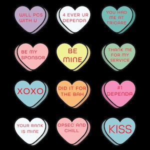 Op de afbeelding: Twaalf hartvormige snoepjes met verschillende spreuken, waaronder "Will PCS with U", "4 Ever Ur Dependa", "You Had Me At Tricare", "Be My Sponsor", "Be Mine", "Thank Me For My Service", "XOXO", "Did It For The Bah", "#1 Dependa", "Your Rank Is Mine", "Opsec And Chill" en "Kiss".