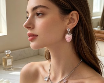 Ensemble collier et boucles d'oreilles fraise en résine floquée argentée, orné de cristaux CZ.