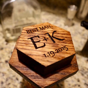 Pu&ograve; includere: Una scatola di legno esagonale con le parole "Best Man" e "E+K" incise sul lato superiore. La data "1.19.2015" &egrave; incisa anche sulla scatola.