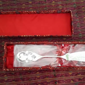 Bedårande indonesisk silver Wayang-spatel, fortfarande som ny i sin ask, Indonesien 2000-talet