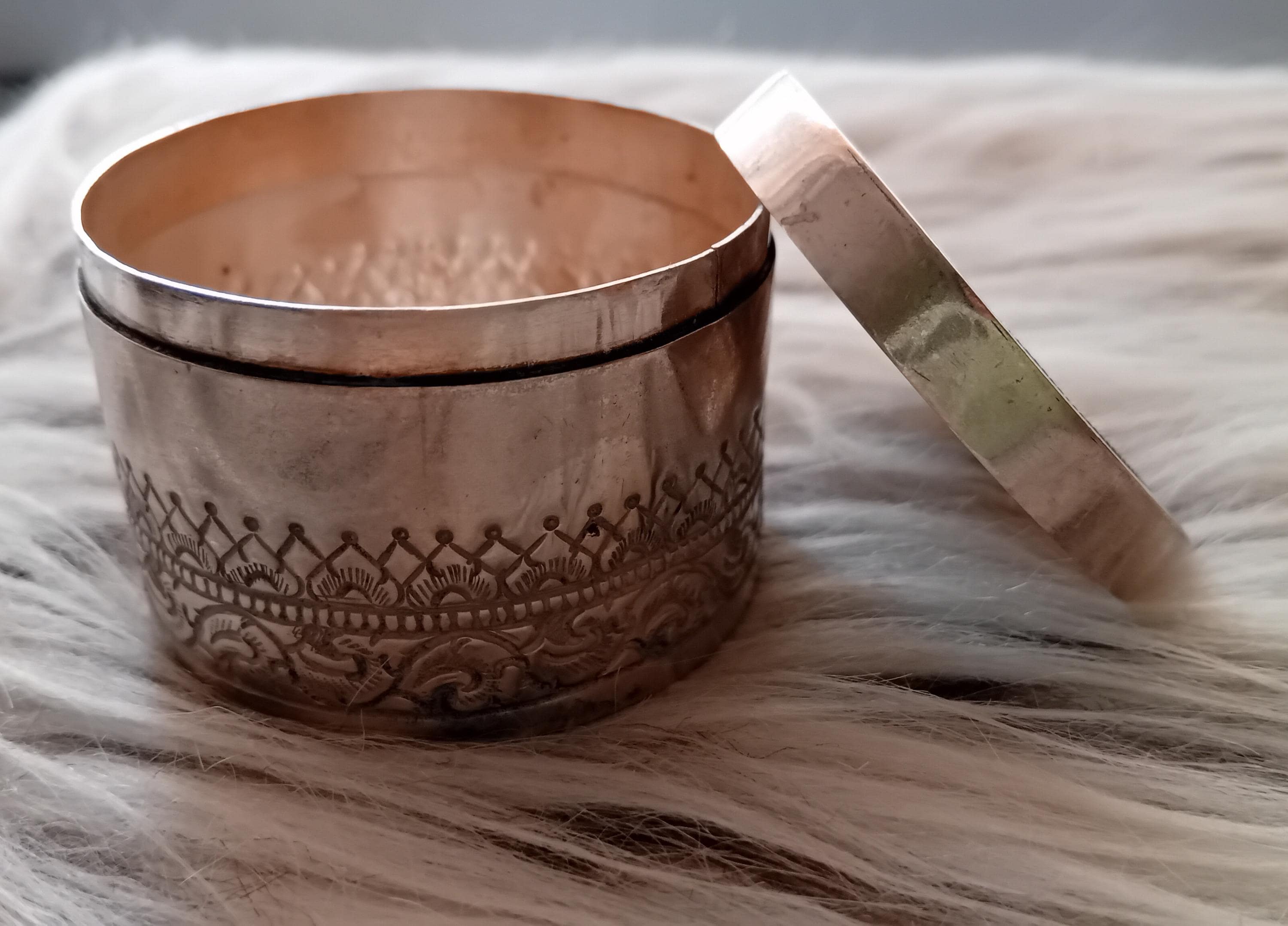 ラオス　置物 Lao Vintage Silver Small Round Box With Basket Handwoven Pattern