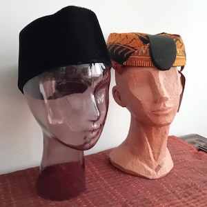 Set med två traditionella indonesiska huvudbonader, vintage oanvända (en fortfarande med originaletikett), Indonesien 2000-talet