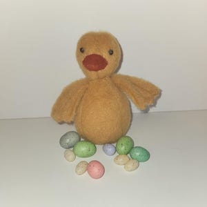 Primitive Easter Chick – Handmade Plush Farmhouse Spring Decor – Tiered Tray Decoration – Country Cottage Gift, Homespun from the Heart