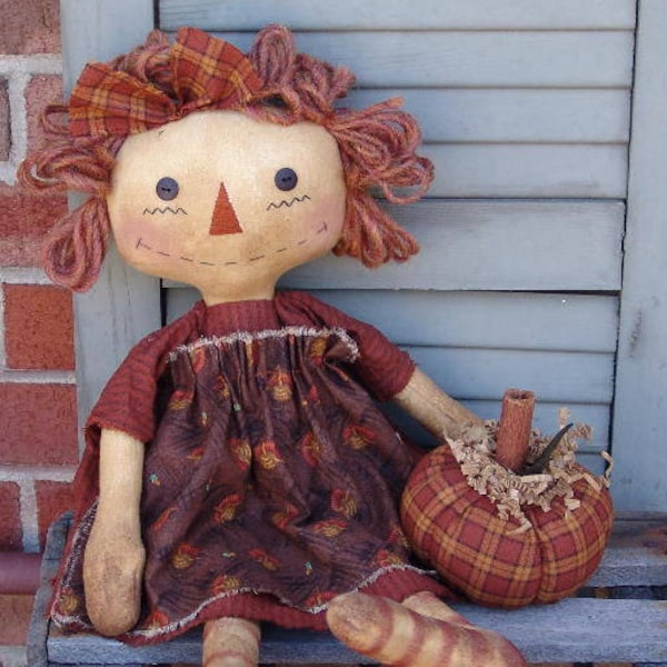 Modello Primitive Fall Raggedy Doll, Harvest Ann Raggedy con motivo Pumpkin, decorazioni di Halloween, modelli Homespun from the Heart, HFTH193
