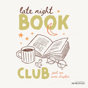 Op de afbeelding: Een grafische illustratie met de tekst late night BOOK CLUB en just one more chapter. Het ontwerp bevat een open boek, een gestreepte mok, een ronde bril, twee oordopjes, een maansikkel en sterren in bruine, beige en oranje tinten.