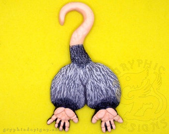 Aimant humoristique fait main représentant un derrière d'opossum de Virginie