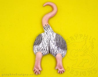 Aimant humoristique fait main représentant un derrière de rat tacheté, disponible en marron, gris ou noir.