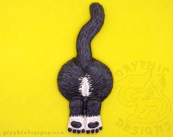 Aimant humoristique fait main représentant un chat tuxedo, disponible en noir ou gris.