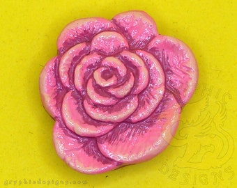 Aimant en forme de rose fait main, disponible en plusieurs couleurs.