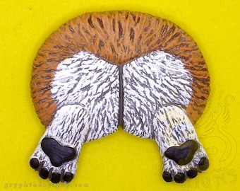 Aimant humoristique fait main représentant un fessier de Welsh Corgi Pembroke, disponible en quatre couleurs.