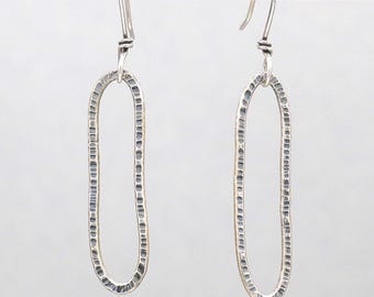 Orecchini a cerchio ovali in argento, martellati e ossidati, 4,4 cm, gioielli minimalisti fatti a mano.