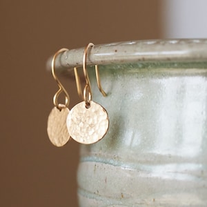 Hammered Disc Gold Earrings, Small 1 cm 14/20 Gold Fill Disc, Minimalist Jewelry, Petite Simple Everyday Gold Drop Earrings, Gift for Her
