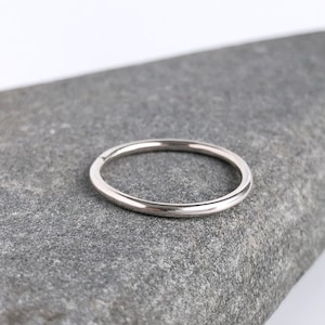 Bague empilable lourde en argent sterling : anneau minimaliste de 2 mm