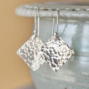 Gehämmerte Sterling Silber Quadrat Ohrringe: Minimalistischer leichter zierlicher Schmuck