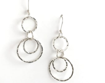 3 Circle Hammered Earrings, Minimal Simple Circles Earrings, Linked Circles Dainty Dangle Earrings in Fine Silver