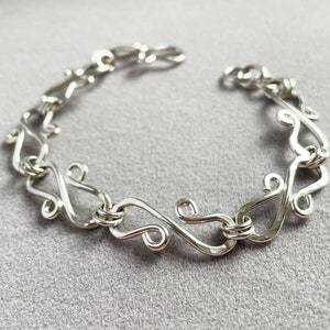 Handgemaakte sterlingzilveren S-Link-armband: stapelarmband met getextureerde bedel