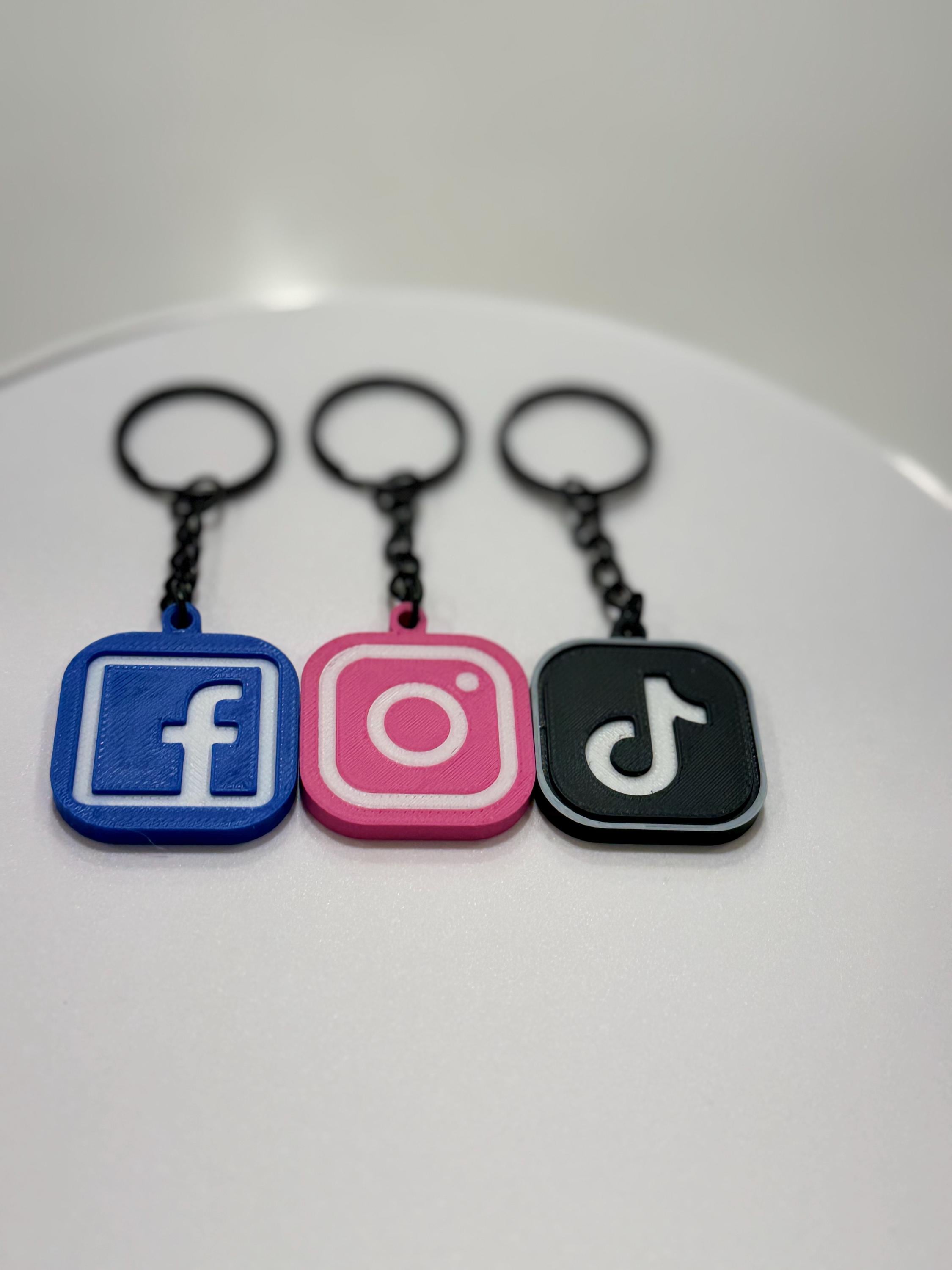 NFC Social Media Keychain – TikTok, Instagram, Facebook | Digital Contact Card | Smart Tag for Networking & Gifting | Custom Size
