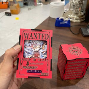 Wanted deck box houten OPTCG-kaarthouder, ruilkaartspel – lasergegraveerde premieposters en 3 wegwijzers
