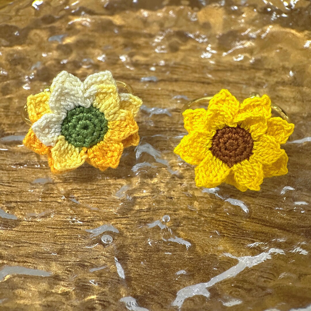 Anello con girasole all'uncinetto micro Anello regolabile con