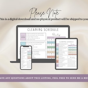 Op de afbeelding: Een digitale schoonmaakplanning weergegeven op een laptop, tablet en smartphone. De planning bevat dagelijkse en maandelijkse taken, met de tekst "Please Note" en "This is a digital download and no physical product will be shipped to you."