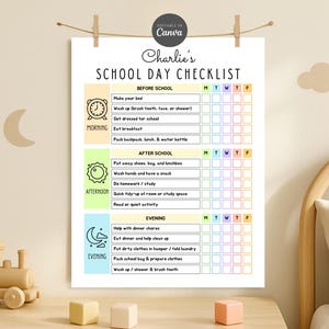 Könnte beinhalten: Eine Schultages-Checkliste mit dem Titel "Charlie's SCHOOL DAY CHECKLIST" wird auf einem weißen Poster angezeigt, das von Holzklammern gehalten wird. Die Checkliste umfasst Aufgaben für Morgen, Nachmittag und Abend. Eine Holzeisenbahn und Blöcke befinden sich auf einem Tisch im Vordergrund.