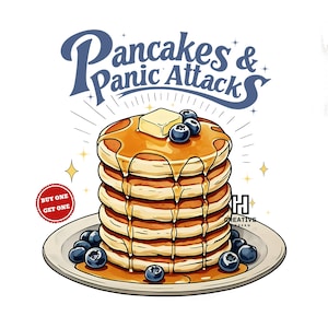 Può includere: Un piatto di pancake impilati con mirtilli e un pezzo di burro in cima, ricoperti di sciroppo. I pancake sono su un piatto bianco con un bordo blu. Il testo "Pancakes & Panic Attacks" è scritto in lettere blu e bianche sopra i pancake.