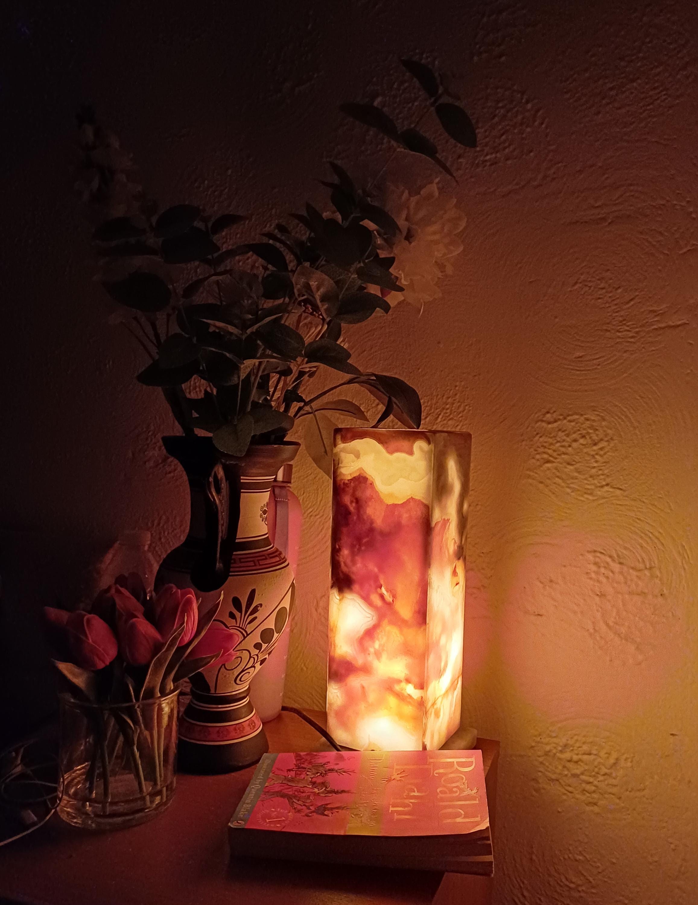 Elegant Onyx Stone Cube Lamp – Unique Ambient Lighting for Modern Home Decor"