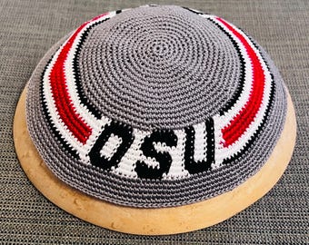 Nueva kipá tejida a mano a ganchillo