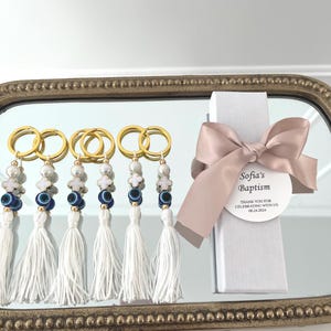 Baptême, shower de bébé, shower de bébé, baptême, première communion, fiançailles Bomboniere ; Porte-clés, boîte blanche et noeud en satin