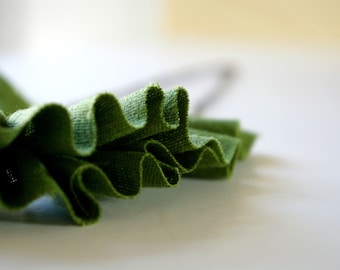 Linen ruffle necklace in forest green.