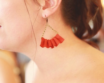 Linen ruffle earrings in paprika.