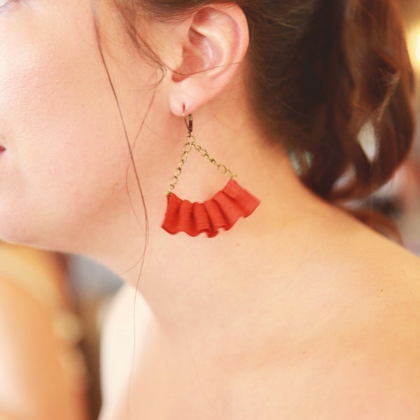 Linen ruffle earrings in paprika.