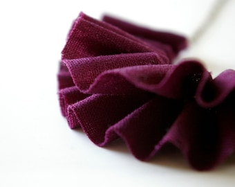 Ruffle necklace in plum.