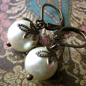 Pretty pearl earrings. image 3